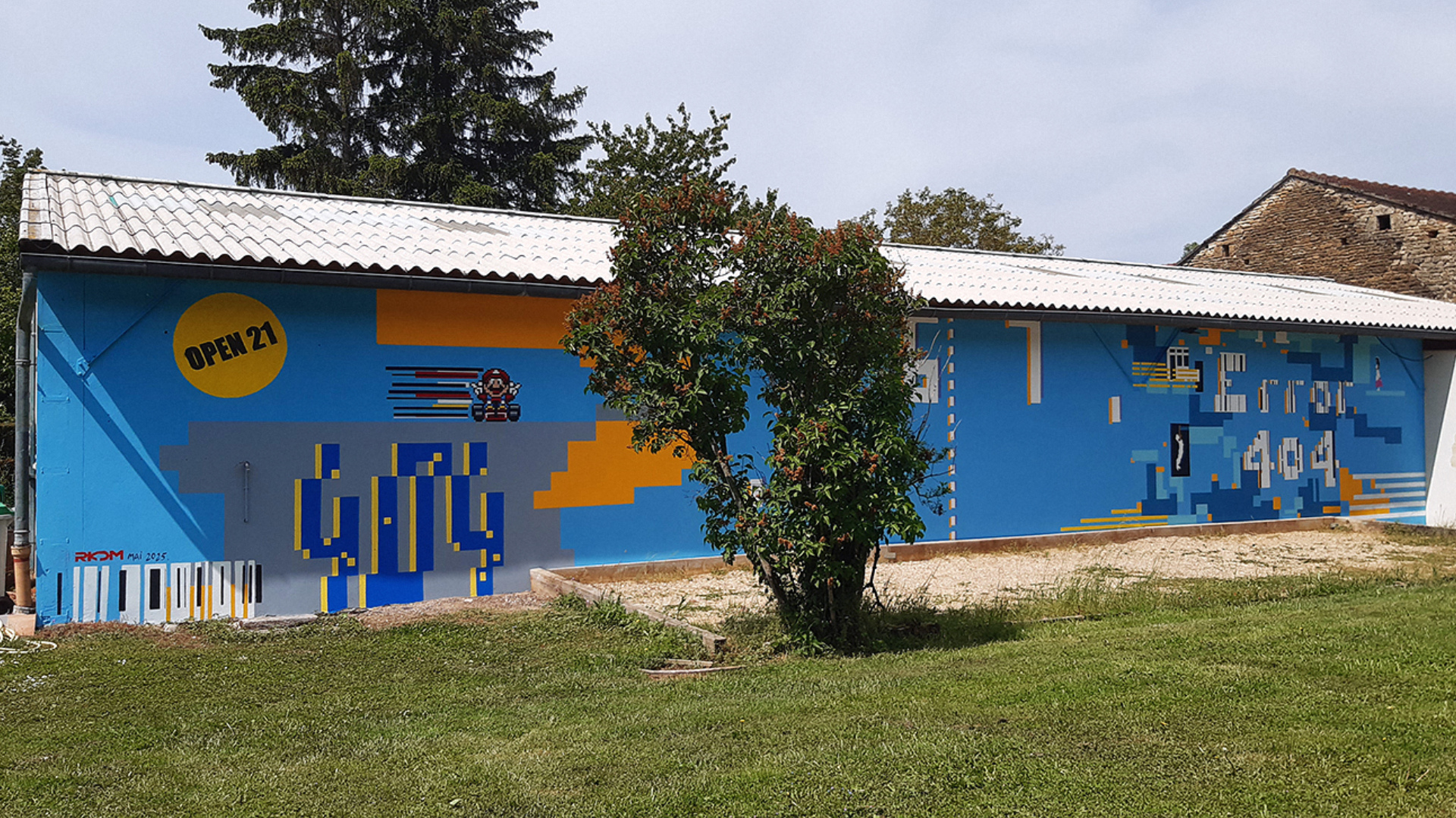 mur extérieur peint d'icônes informatiques hommage aux jeux vidéos