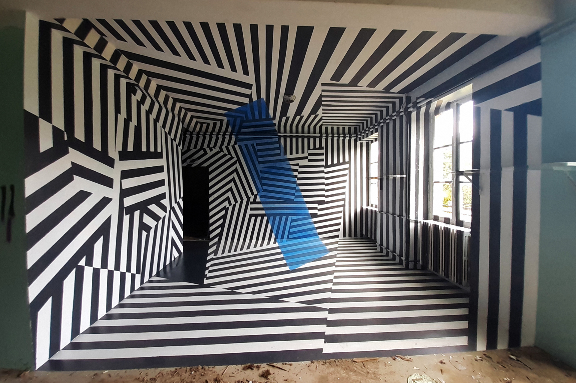 murs et sol blancs peints lignes noires et aplat bleu