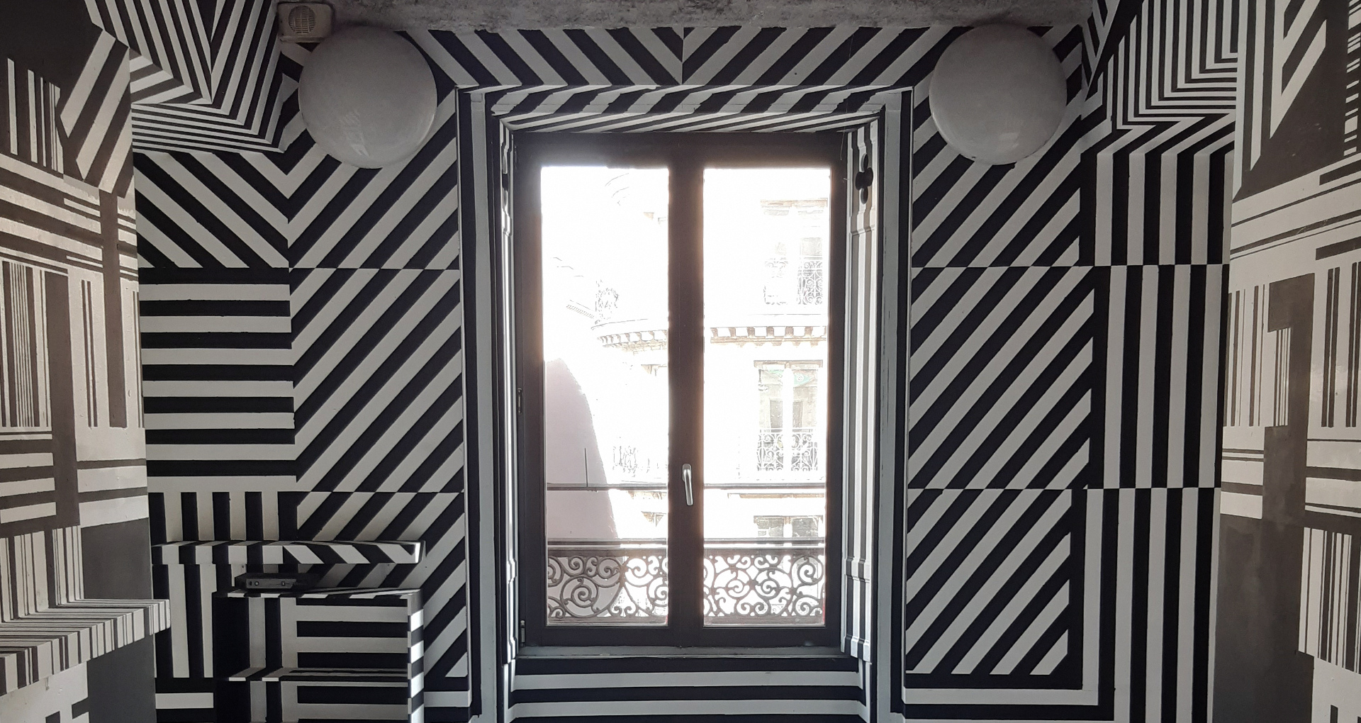 murs blancs peint lignes noires obliques