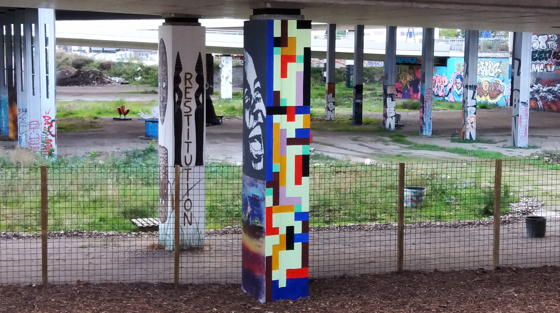 pilier autoroute peint en couleur fluo