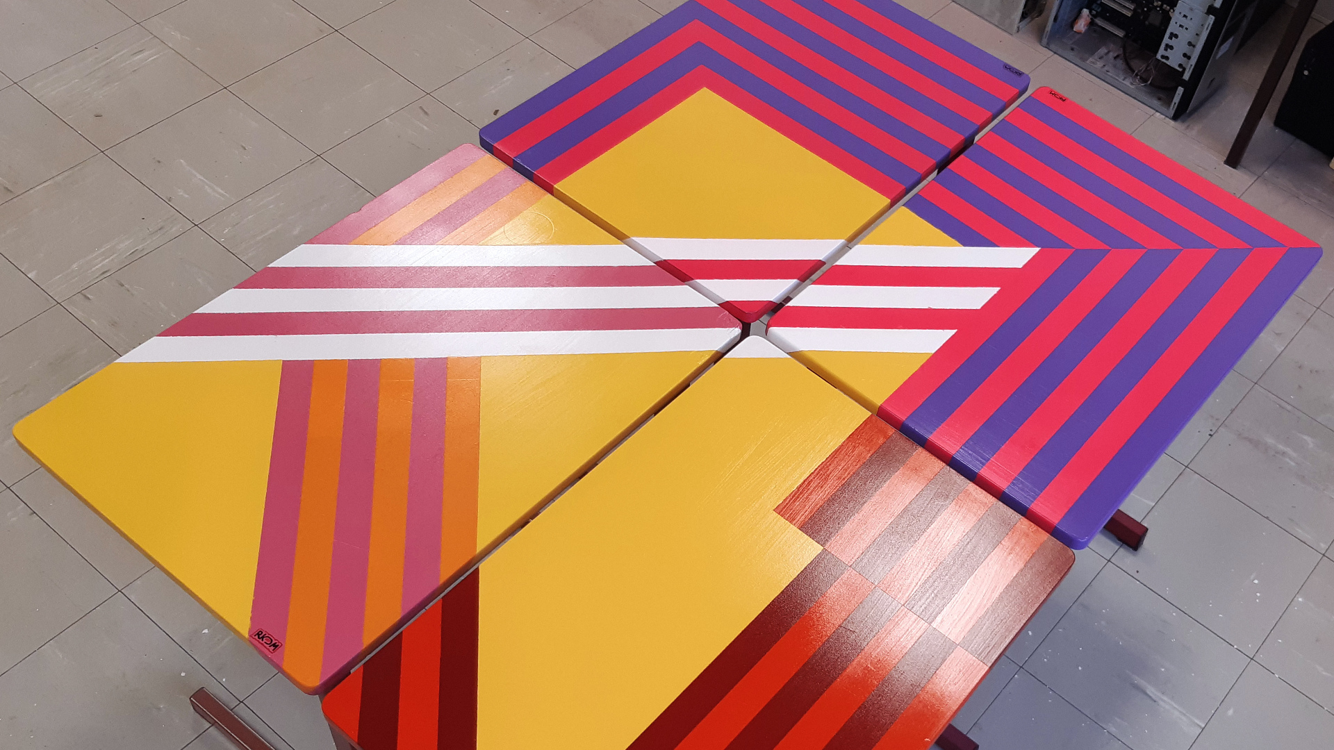 4 tables peintes motif géométrique