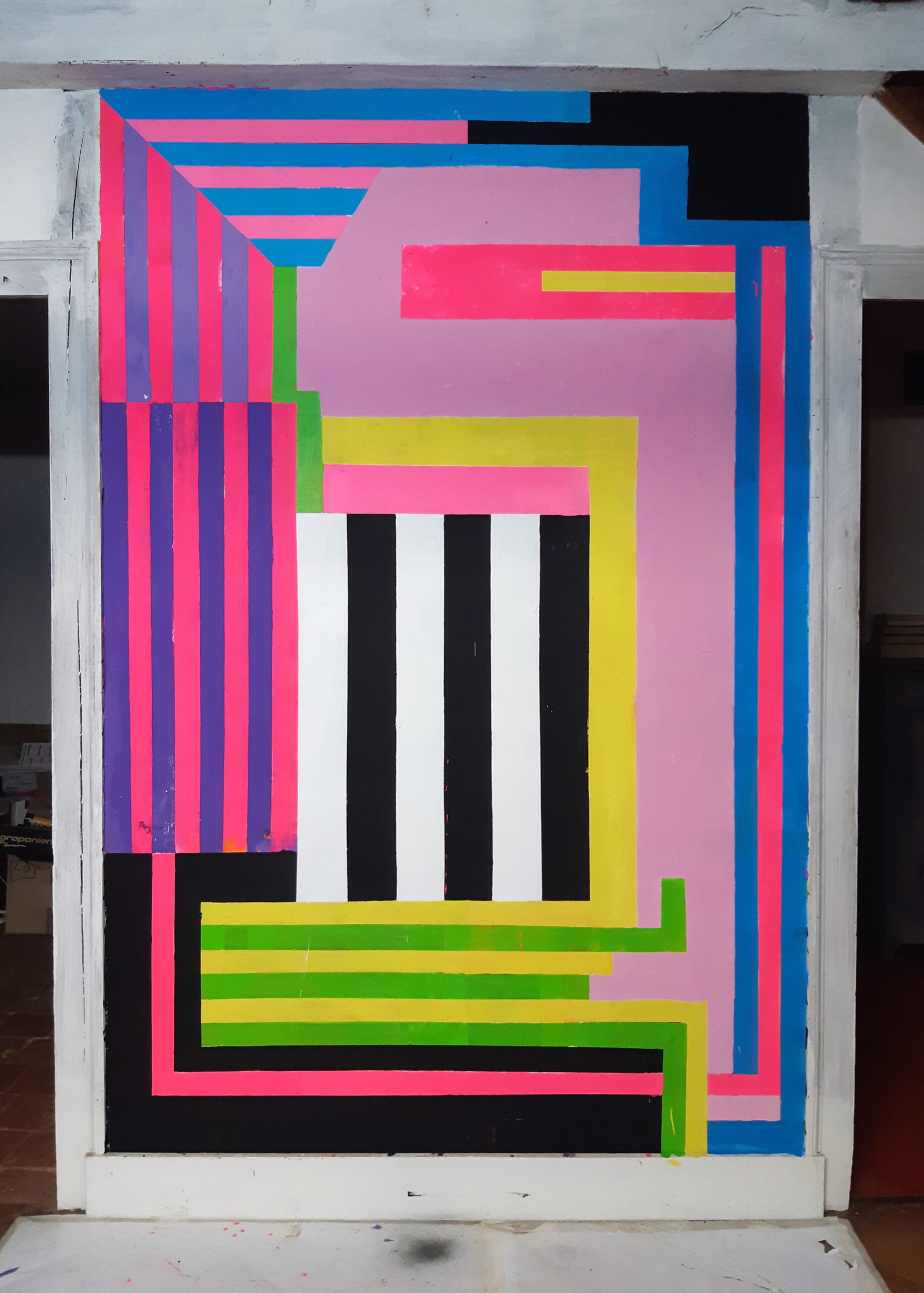 mur intérieur peint lignes noires et blanches bleues et rose fluo