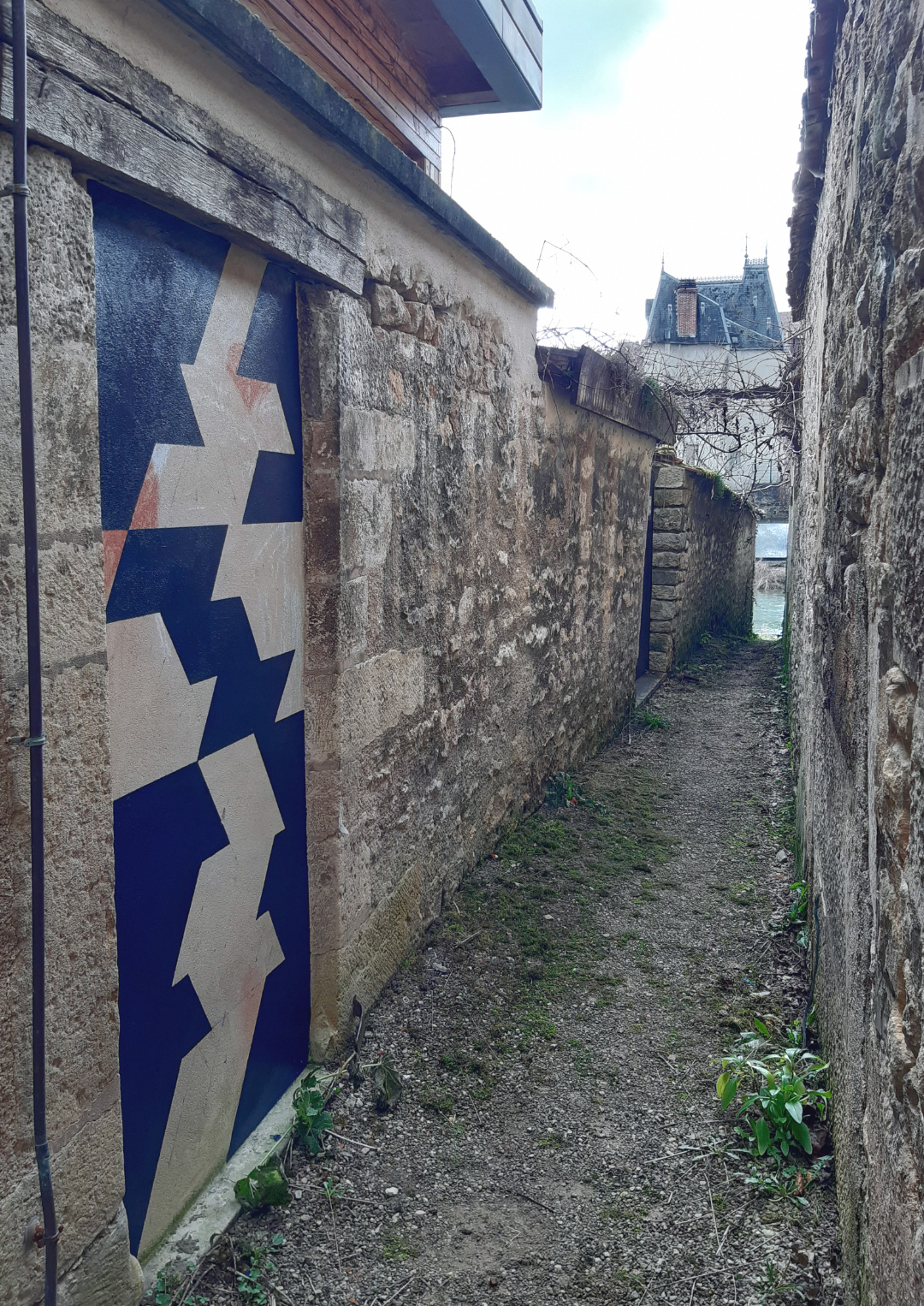 décor abstrait peint en bleu foncé dans une ancienne porte rebouchée