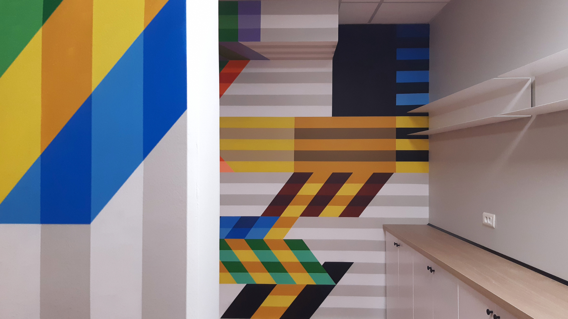 mur et pilier intérieurs peints lignes horizontales colorées