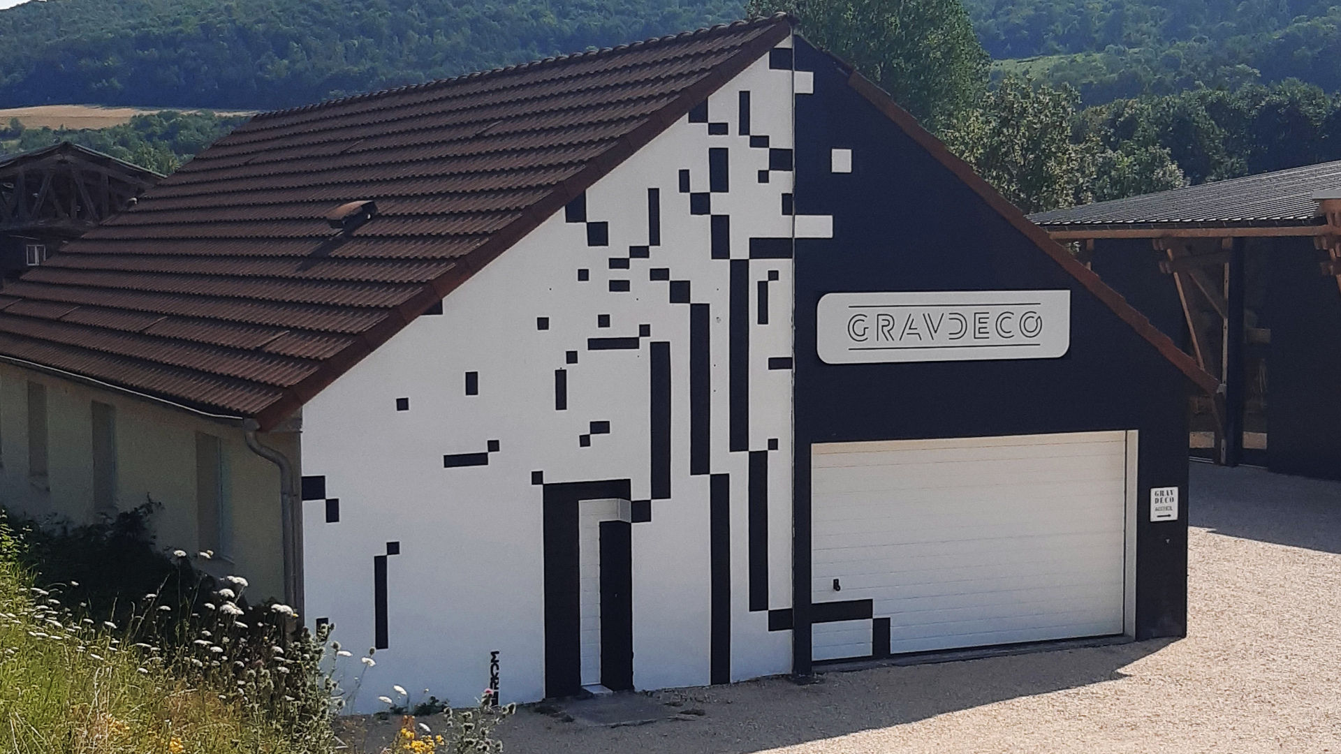 façade d'un bâtiment partiellement peinte de motifs abstrait en noir et blanc