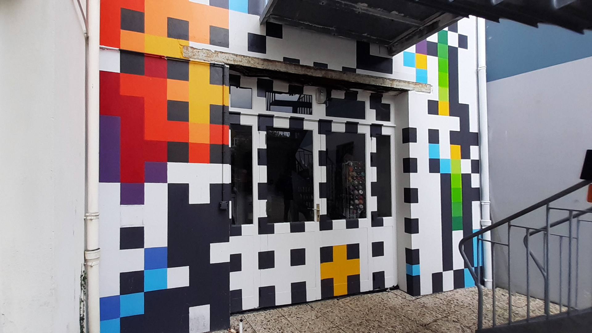 façade peinte avec escalier en colimaçon