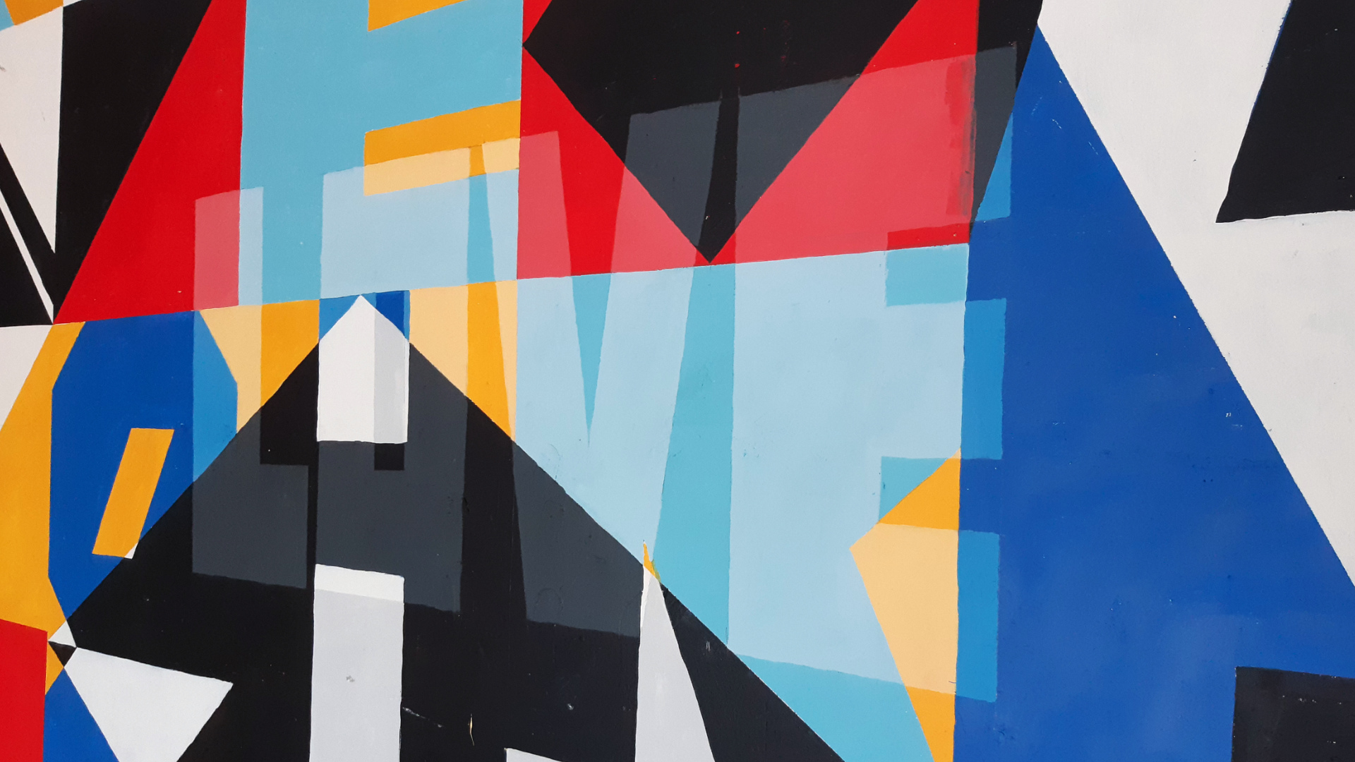 mur peint avec mots et formes géométriques en couleur