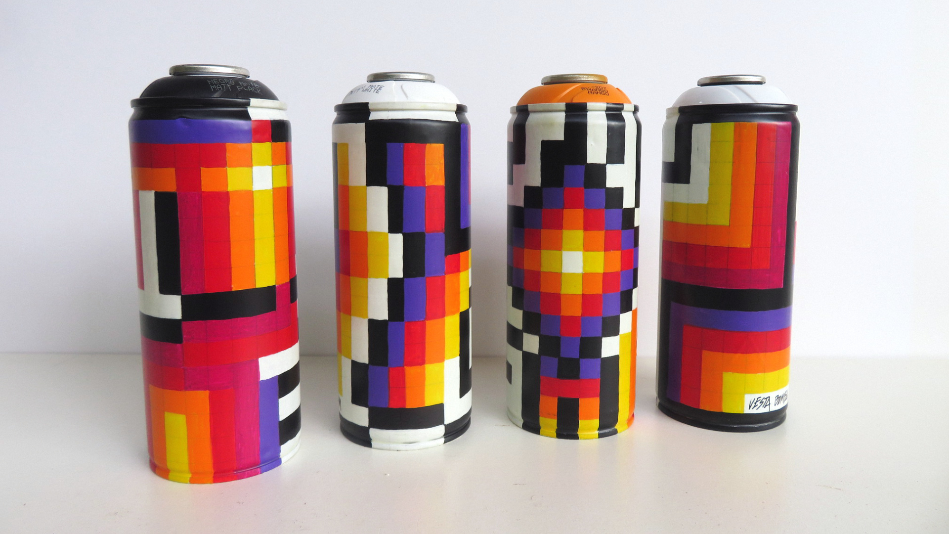 Bombes de peintures décorées de carrés de couleur