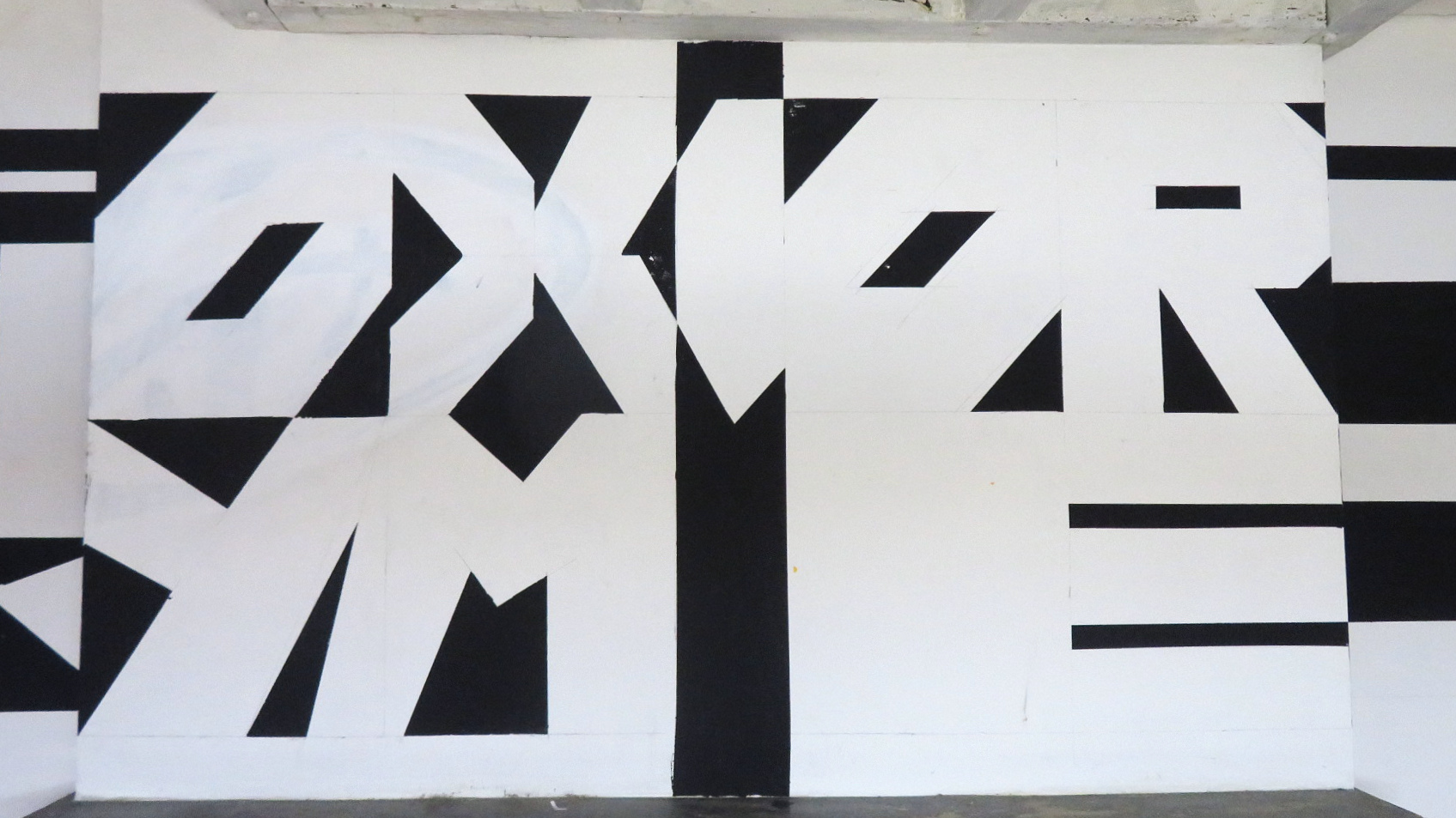 lettrage blanc sur fond lignes noires