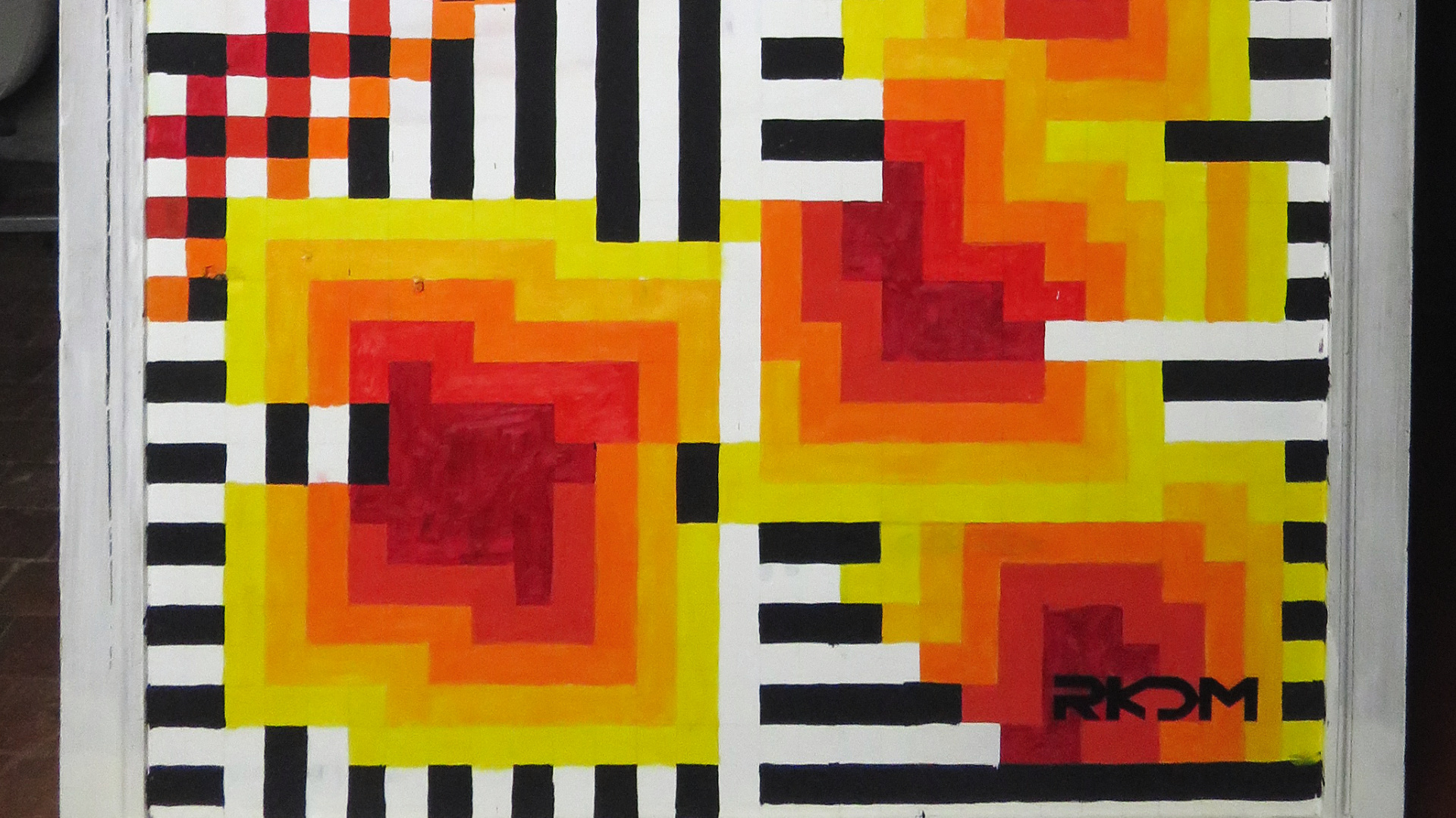 mur intérieur peint lignes noires et blanches carrées jaunes orange rouges