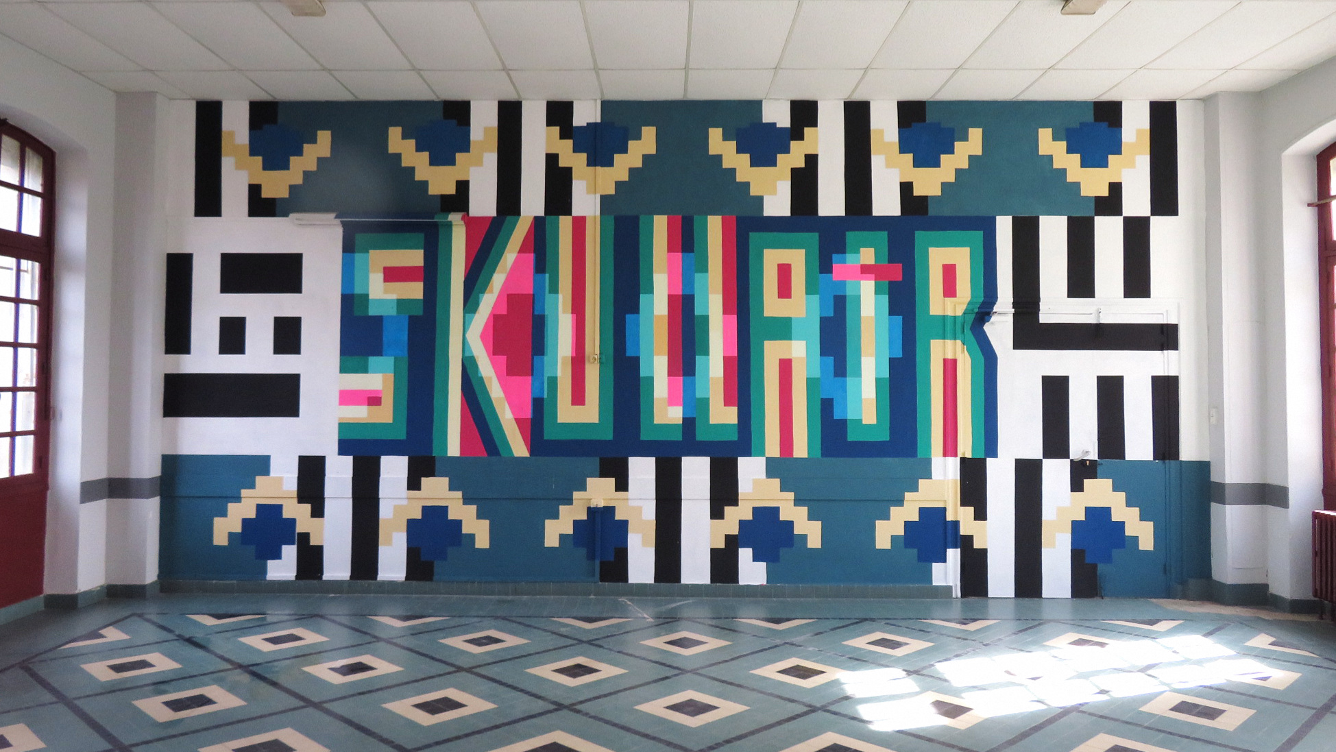 mur intérieur peint lignes colorées reflétant le motif d'un carrelage