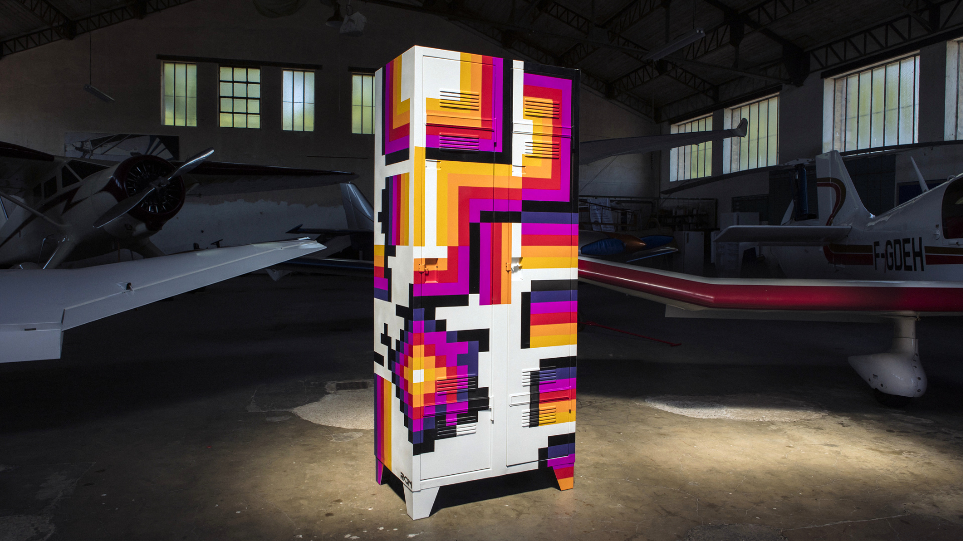 armoire métallique peinte lignes jaune orange violette